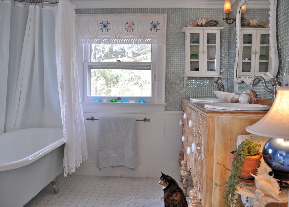 Idéer för mellanstora vintage en-suite badrum, med möbel-liknande, skåp i ljust trä, ett badkar med tassar, blå kakel, glaskakel, blå väggar, klinkergolv i keramik, ett nedsänkt handfat och träbänkskiva