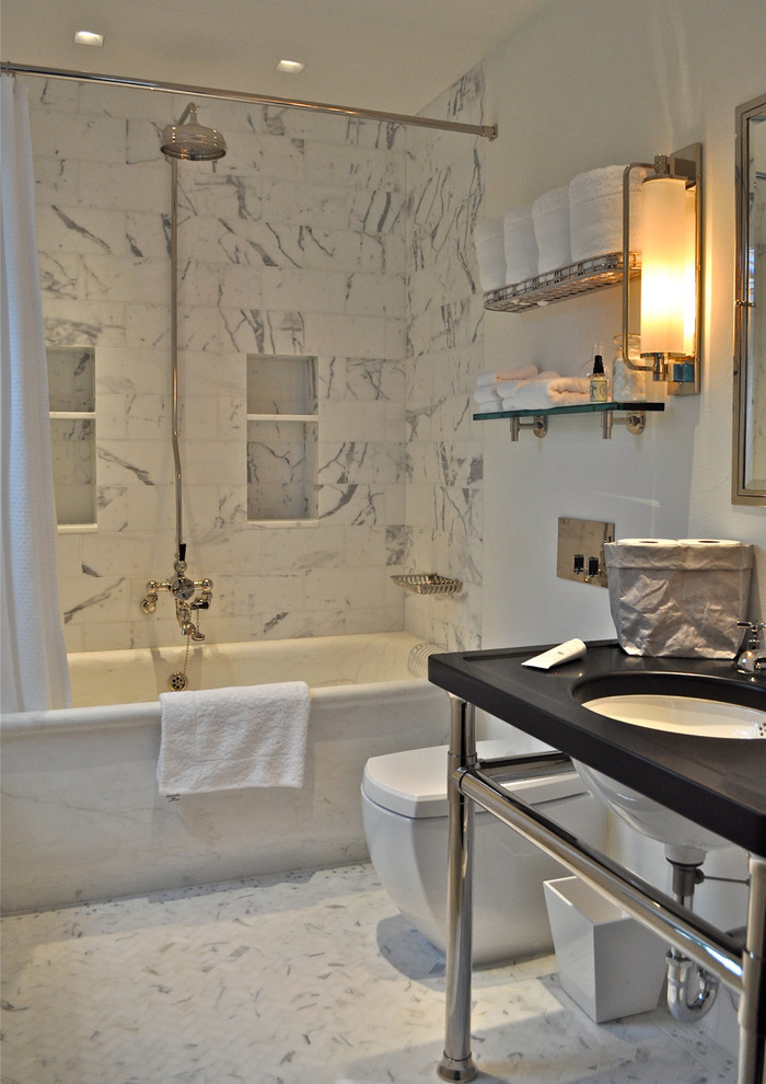 Inspiration för ett mellanstort vintage en-suite badrum, med öppna hyllor, vita skåp, ett badkar i en alkov, en dusch/badkar-kombination, en toalettstol med hel cisternkåpa, vit kakel, mosaik, vita väggar, mosaikgolv, ett integrerad handfat och marmorbänkskiva