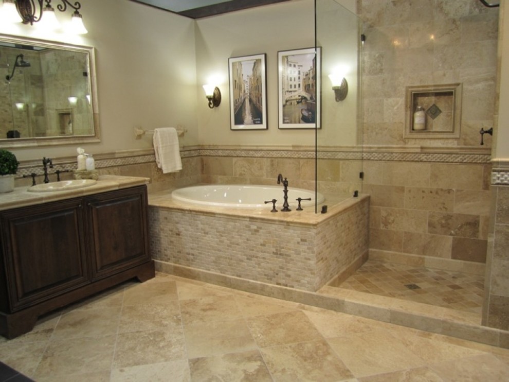 Modelo de cuarto de baño principal tradicional grande con baldosas y/o azulejos beige, baldosas y/o azulejos de piedra, paredes beige y suelo de mármol