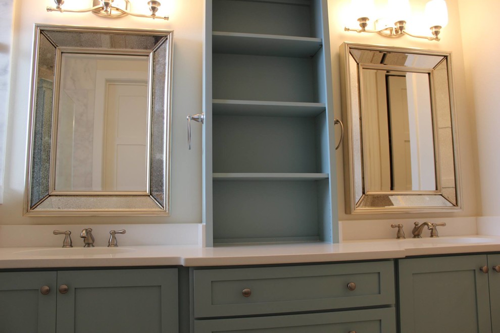Exempel på ett mellanstort klassiskt en-suite badrum, med ett undermonterad handfat, skåp i shakerstil, blå skåp, bänkskiva i kvartsit och vita väggar