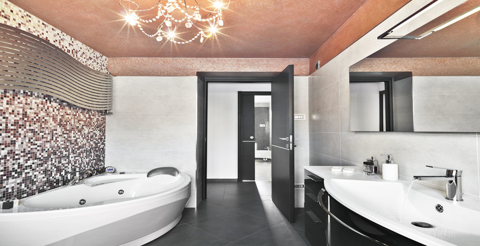Inredning av ett modernt mellanstort en-suite badrum, med släta luckor, svarta skåp, en jacuzzi, grå väggar, ett integrerad handfat, bänkskiva i kvarts, svart och vit kakel, grå kakel och glaskakel