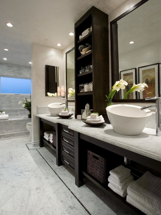 На фото: большая главная ванная комната в современном стиле с открытыми фасадами, темными деревянными фасадами, полновстраиваемой ванной, белой плиткой, мраморной плиткой, бежевыми стенами, мраморным полом, настольной раковиной, мраморной столешницей и серым полом с