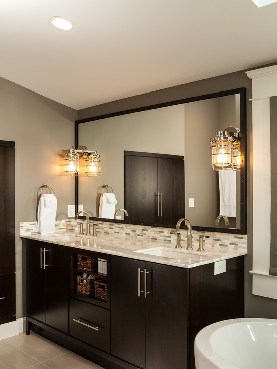 Идея дизайна: большая главная ванная комната в современном стиле с плоскими фасадами, темными деревянными фасадами, отдельно стоящей ванной, бежевой плиткой, зеленой плиткой, белой плиткой, удлиненной плиткой, коричневыми стенами, полом из керамогранита, врезной раковиной, мраморной столешницей и бежевым полом