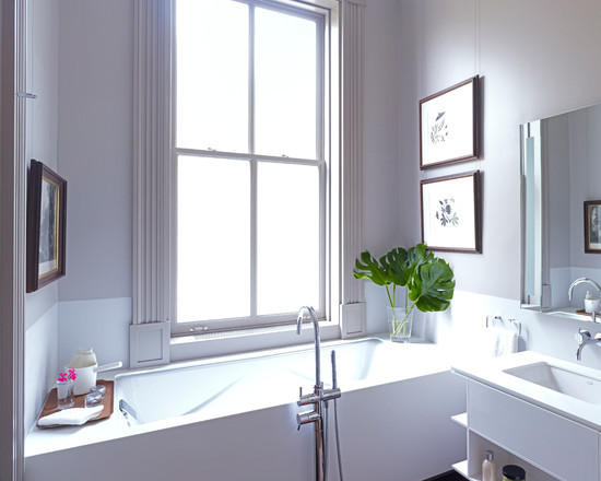Inspiration för ett mellanstort funkis en-suite badrum, med släta luckor, vita skåp, ett undermonterat badkar, grå väggar och ett undermonterad handfat