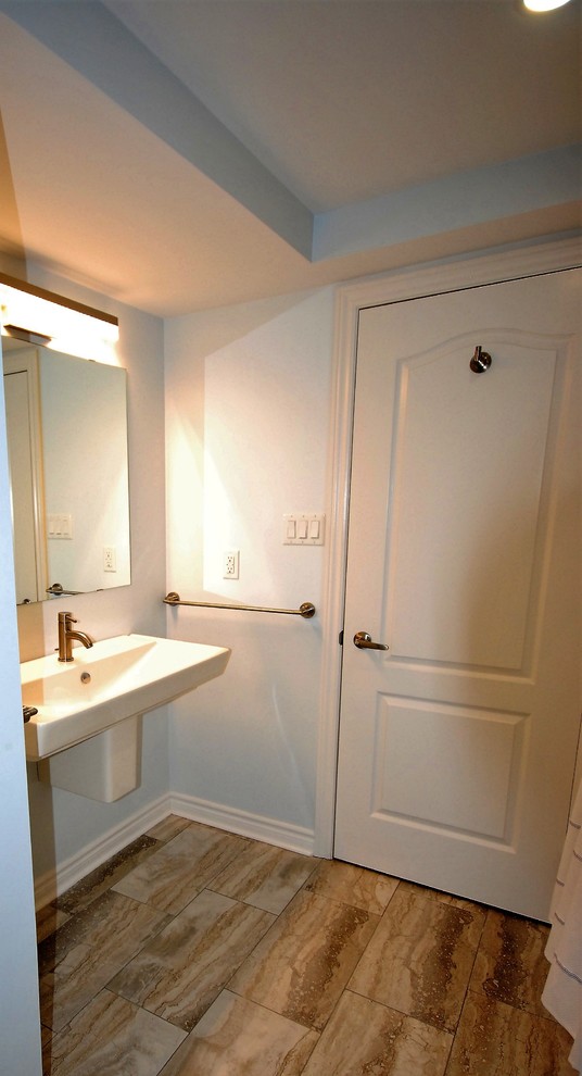 На фото: большая ванная комната с синей плиткой, синими стенами, подвесной раковиной, тумбой под одну раковину и подвесной тумбой с
