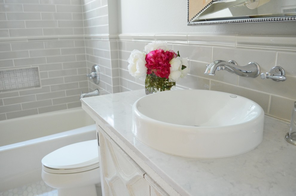 Foto di una piccola stanza da bagno chic con ante bianche, doccia aperta, WC monopezzo, piastrelle grigie, pareti bianche e top in quarzo composito