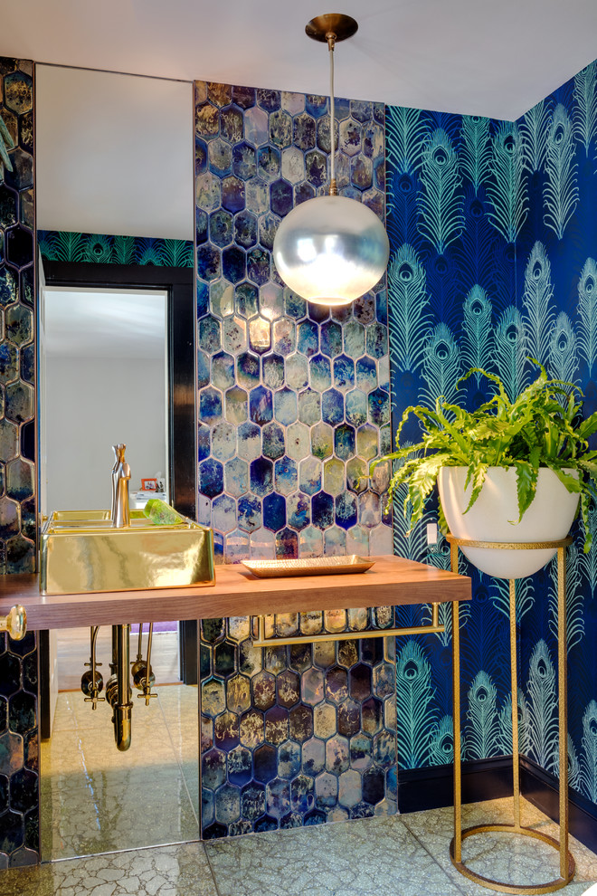 На фото: большая ванная комната в стиле фьюжн с синей плиткой, синими стенами, настольной раковиной, столешницей из дерева и коричневой столешницей с