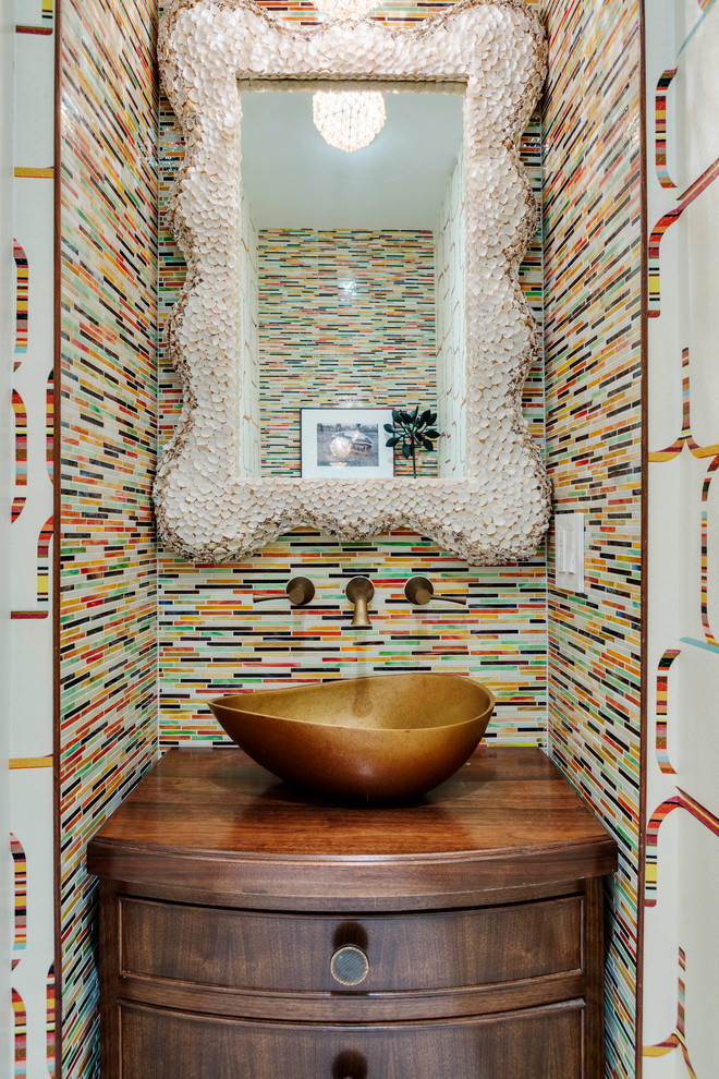 На фото: маленькая ванная комната в современном стиле с настольной раковиной, фасадами цвета дерева среднего тона, столешницей из дерева, разноцветной плиткой, удлиненной плиткой, разноцветными стенами и фасадами с утопленной филенкой для на участке и в саду с