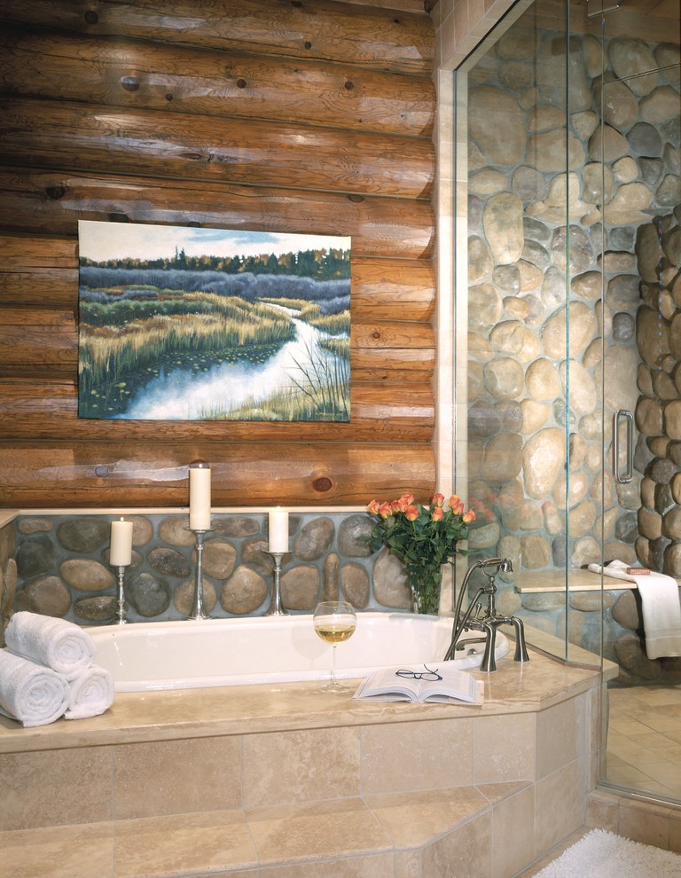 Exempel på ett stort rustikt en-suite badrum, med en dusch/badkar-kombination och beige kakel