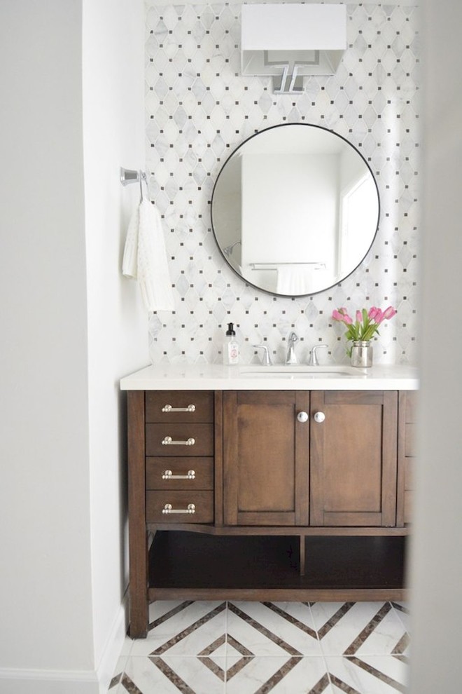 Modern inredning av ett mellanstort badrum med dusch, med skåp i shakerstil, bruna skåp, en dusch i en alkov, vit kakel, porslinskakel, vita väggar, klinkergolv i keramik, ett undermonterad handfat, bänkskiva i akrylsten, flerfärgat golv och med dusch som är öppen