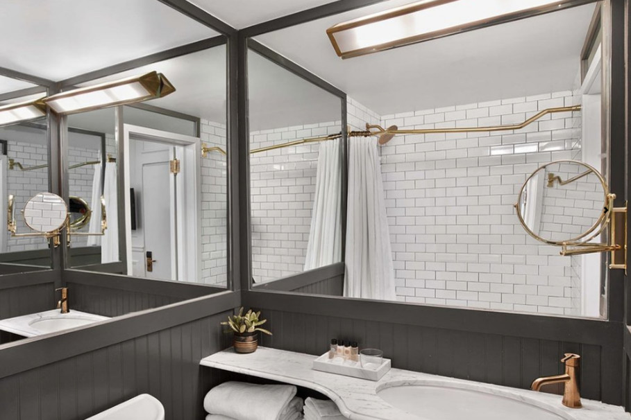 Esempio di una stanza da bagno padronale classica di medie dimensioni con doccia alcova, piastrelle bianche, piastrelle diamantate, lavabo sottopiano, top in marmo e doccia con tenda