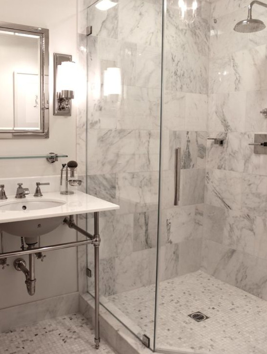 Großes Klassisches Badezimmer En Suite mit Duschnische, grauen Fliesen, Marmorfliesen, grauer Wandfarbe, Mosaik-Bodenfliesen, Waschtischkonsole, Quarzwerkstein-Waschtisch, buntem Boden und Falttür-Duschabtrennung in New York