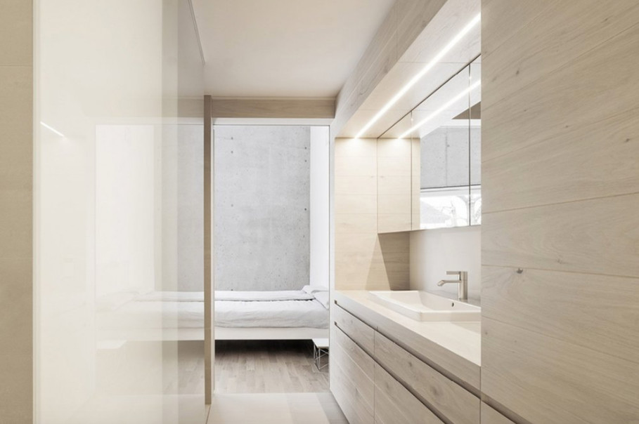 Foto di una stanza da bagno padronale moderna di medie dimensioni con ante lisce, ante in legno chiaro, pareti grigie, parquet chiaro, lavabo da incasso, top in legno e pavimento beige