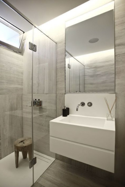 На фото: ванная комната среднего размера в стиле модернизм с душем в нише, коричневой плиткой, серой плиткой, керамогранитной плиткой, полом из керамогранита, душевой кабиной, подвесной раковиной, столешницей из искусственного кварца, разноцветным полом и душем с распашными дверями