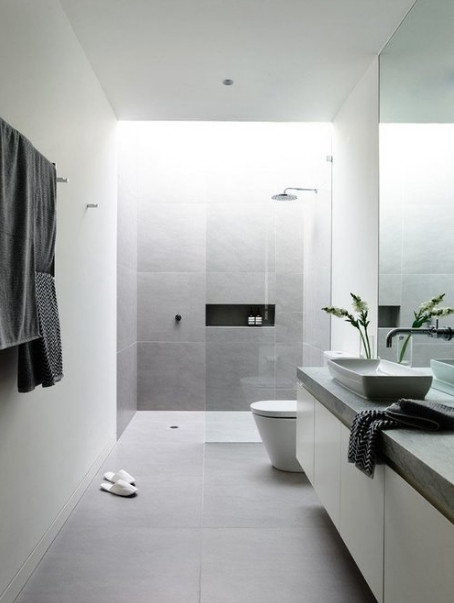 Cette photo montre une grande salle de bain principale moderne avec un placard à porte plane, des portes de placard blanches, une douche à l'italienne, un carrelage gris, des carreaux de béton, un mur blanc, sol en béton ciré, une vasque, un plan de toilette en béton, un sol gris et aucune cabine.