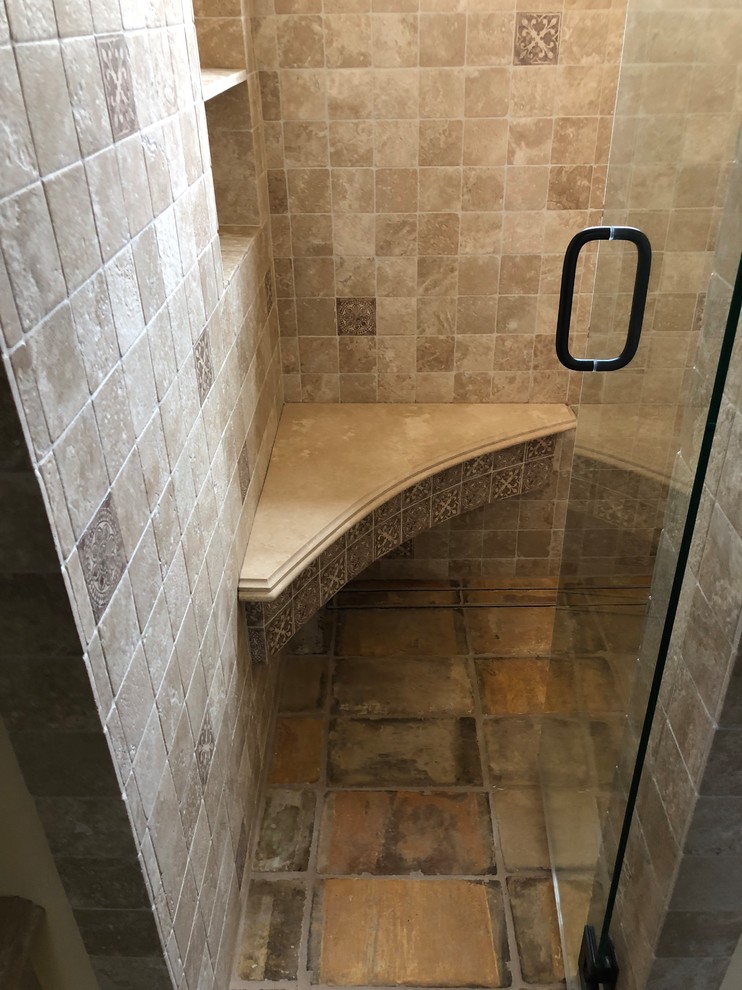 Kleines Klassisches Badezimmer mit Eckdusche, beigen Fliesen, Kalkfliesen, Terrakottaboden, buntem Boden und Falttür-Duschabtrennung in San Diego