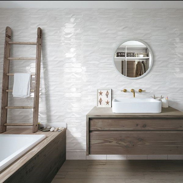 Idee per una stanza da bagno padronale minimal di medie dimensioni con piastrelle bianche, piastrelle in ceramica, pareti bianche, vasca da incasso, parquet chiaro, lavabo a bacinella, top in legno e pavimento marrone