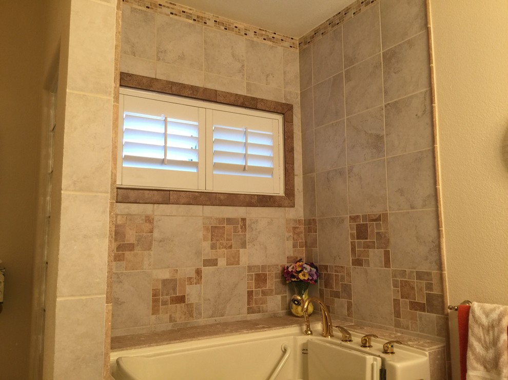 Cette photo montre une grande salle de bain chic avec un carrelage gris, un carrelage multicolore et des carreaux de céramique.