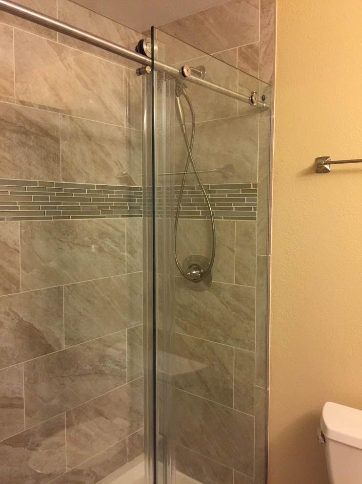 Immagine di una stanza da bagno chic di medie dimensioni con doccia alcova, pareti beige, lavabo sottopiano e top in granito