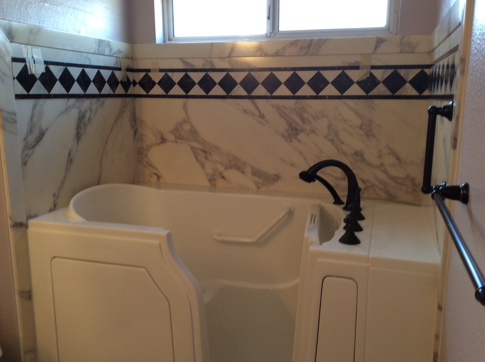 Идея дизайна: большая ванная комната в классическом стиле с серой плиткой, разноцветной плиткой и керамической плиткой