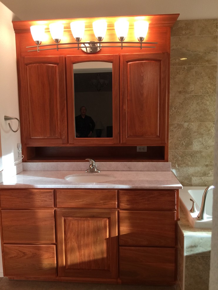 Cette photo montre une douche en alcôve chic en bois brun de taille moyenne avec un placard à porte plane, un bain bouillonnant, un mur marron, un lavabo intégré et un plan de toilette en granite.