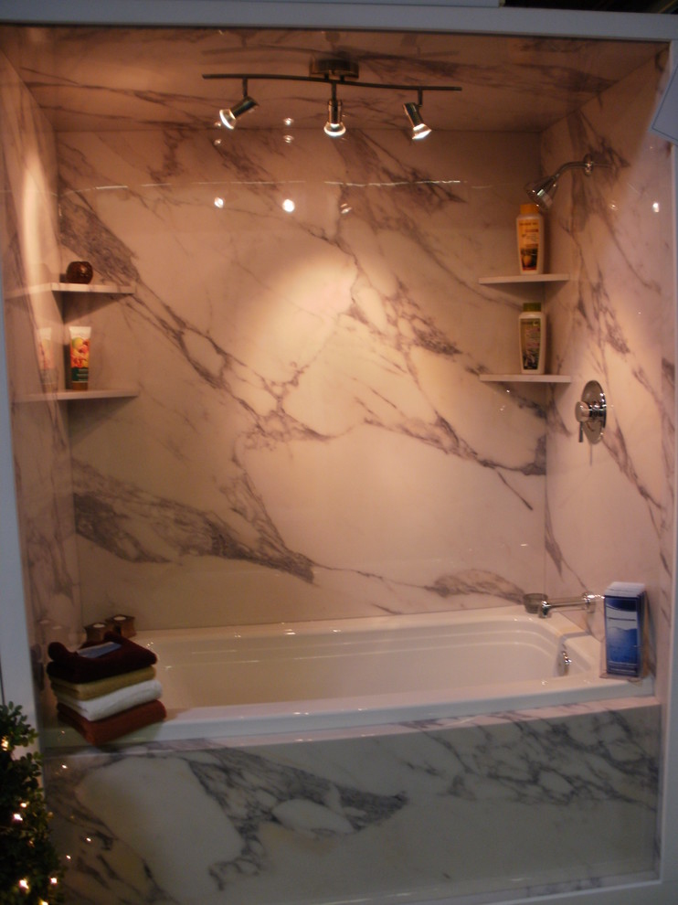 Diseño de cuarto de baño tradicional grande con combinación de ducha y bañera, baldosas y/o azulejos negros, baldosas y/o azulejos blancas y negros, baldosas y/o azulejos grises, baldosas y/o azulejos blancos, losas de piedra, paredes blancas y encimera de granito