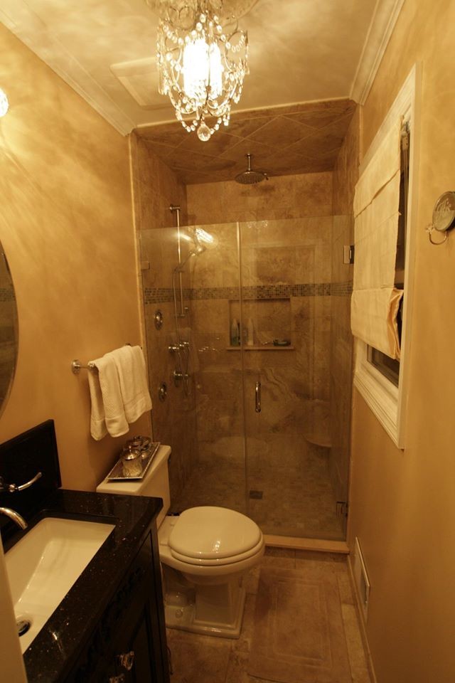Kleines Duschbad mit Trogwaschbecken, flächenbündigen Schrankfronten, schwarzen Schränken, Duschnische, Toilette mit Aufsatzspülkasten, braunen Fliesen, Mosaikfliesen, brauner Wandfarbe und Keramikboden in New York