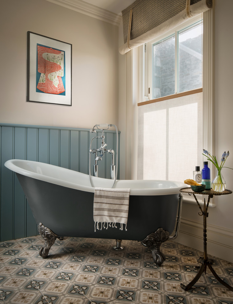Ejemplo de cuarto de baño tradicional con bañera con patas, paredes multicolor, suelo de baldosas de cerámica y suelo multicolor