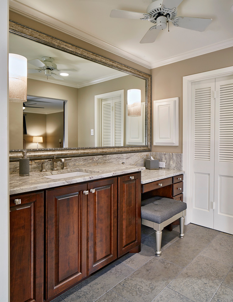 Ejemplo de cuarto de baño principal tradicional con armarios estilo shaker, bañera encastrada sin remate y encimera de granito