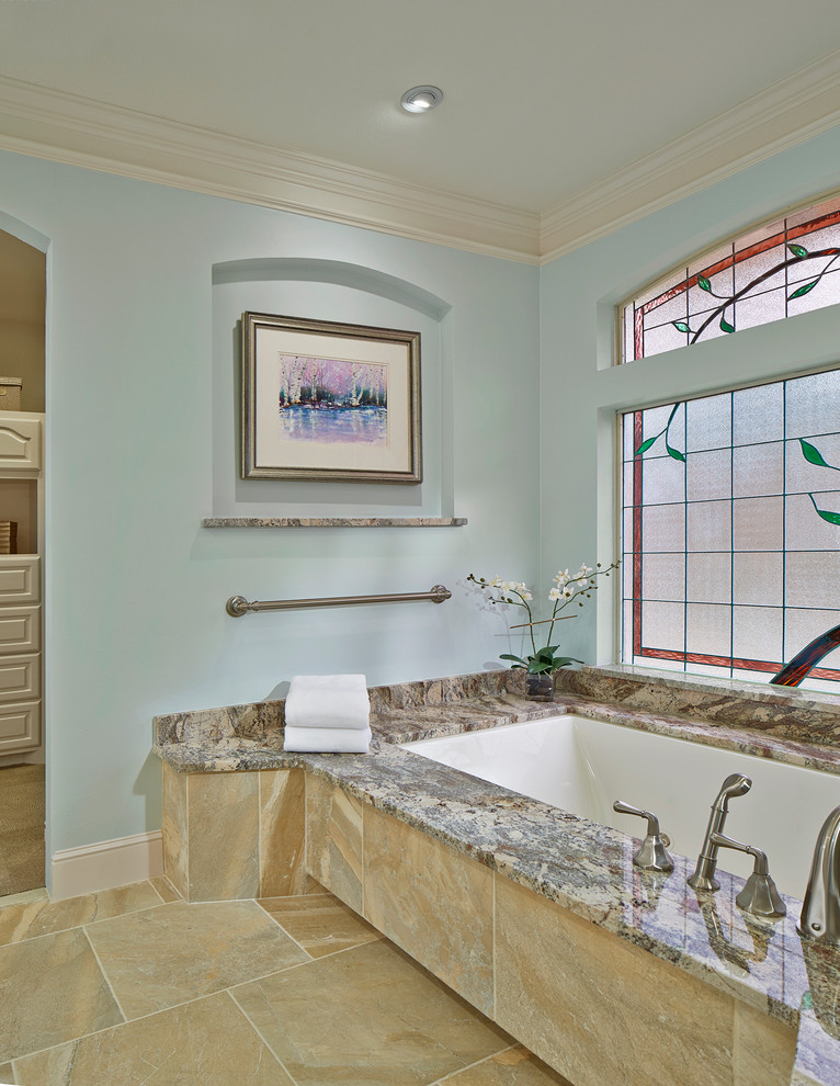 Aménagement d'une salle de bain classique avec un lavabo encastré, un plan de toilette en granite, une baignoire encastrée, une douche à l'italienne et des carreaux de porcelaine.