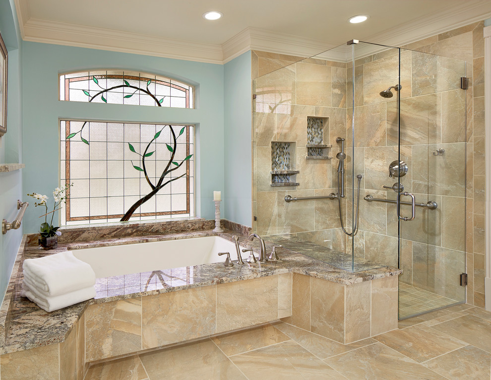 Inspiration för klassiska badrum, med granitbänkskiva, ett undermonterat badkar, en kantlös dusch, porslinskakel och beige kakel