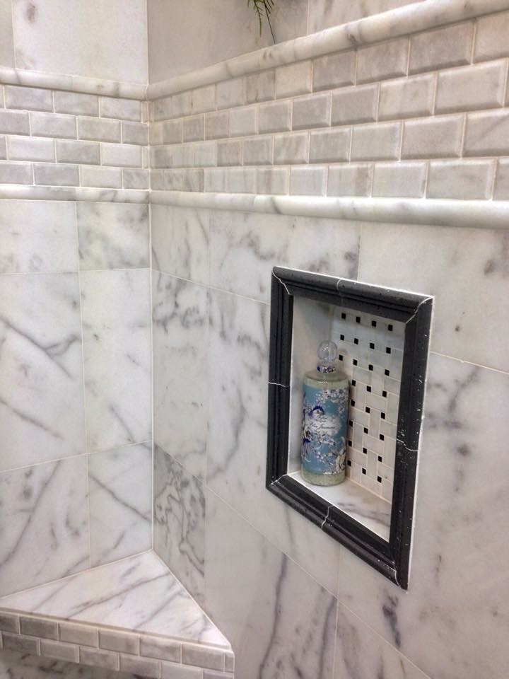 Inspiration för mellanstora klassiska en-suite badrum, med en öppen dusch, grå kakel, vit kakel, marmorkakel och med dusch som är öppen