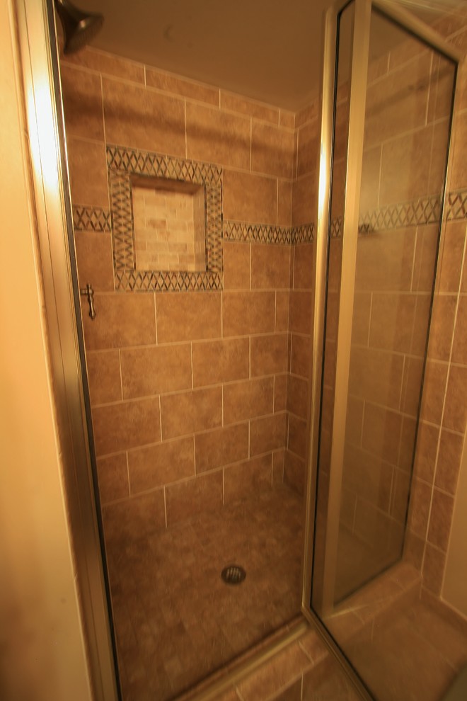 Esempio di una stanza da bagno padronale minimal di medie dimensioni con vasca da incasso e piastrelle multicolore