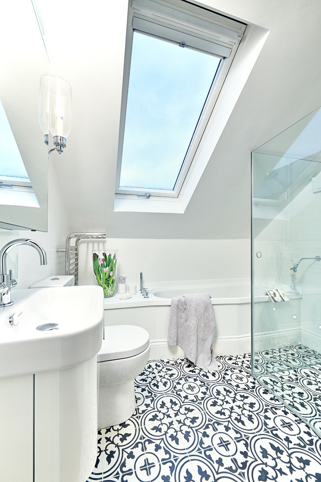 Design ideas for a contemporary bathroom in London with feature lighting.