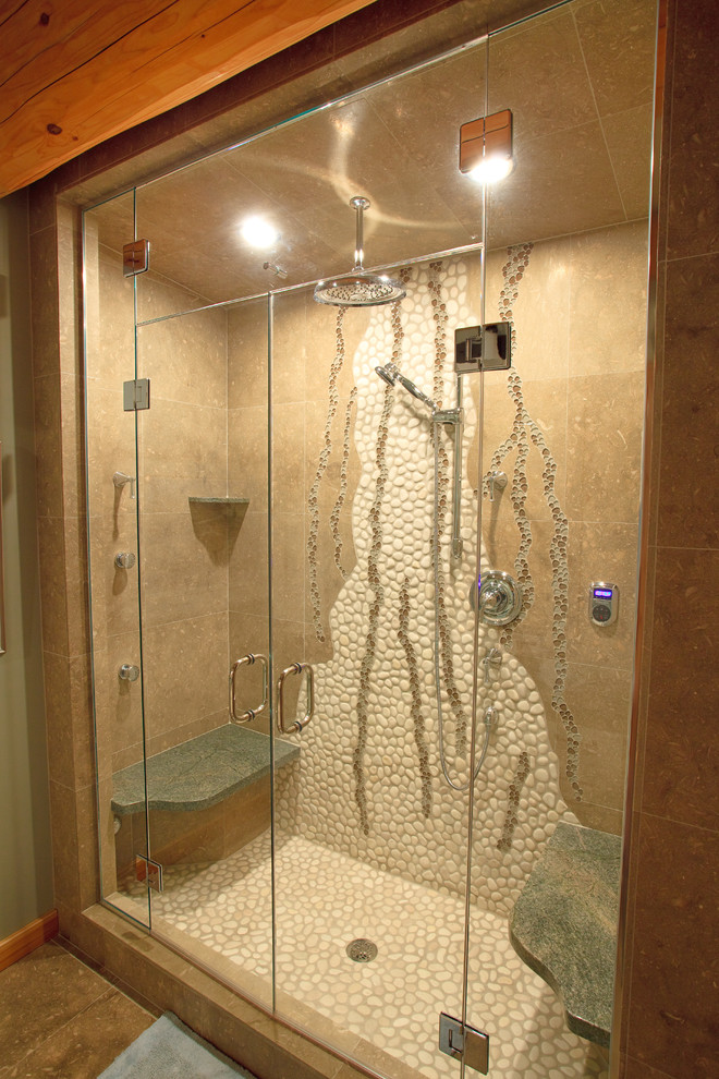 Idee per una stanza da bagno eclettica con doccia alcova e piastrelle beige