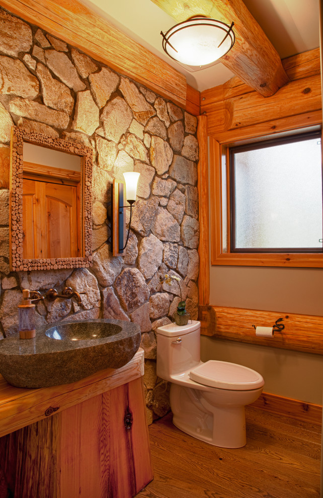 Ejemplo de cuarto de baño rural con lavabo sobreencimera y piedra