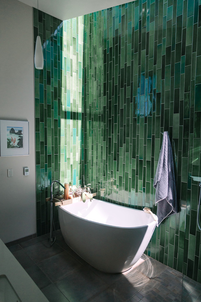 На фото: главная ванная комната среднего размера в стиле фьюжн с отдельно стоящей ванной, душем без бортиков, зеленой плиткой, керамической плиткой, белыми стенами, полом из керамической плитки, разноцветным полом и душем с распашными дверями с