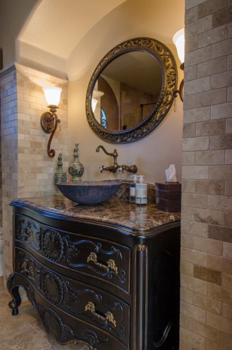 Foto di una stanza da bagno classica con lavabo a bacinella, consolle stile comò, ante nere, top in marmo, piastrelle beige, piastrelle diamantate, pareti beige e pavimento in marmo