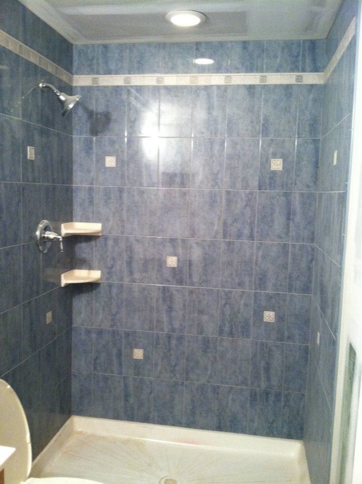 Inspiration för ett badrum, med blå kakel, keramikplattor, blå väggar och en öppen dusch
