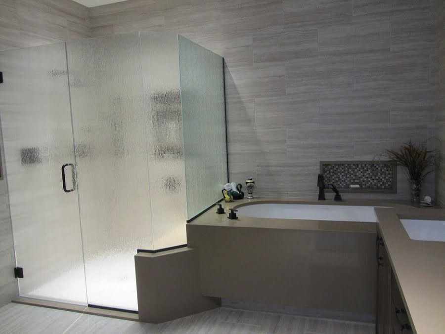 Exempel på ett mellanstort modernt en-suite badrum, med ett badkar i en alkov, en dusch i en alkov, grå kakel, porslinskakel, grå väggar, klinkergolv i porslin, ett undermonterad handfat, skåp i mellenmörkt trä, bänkskiva i akrylsten, grått golv och dusch med gångjärnsdörr