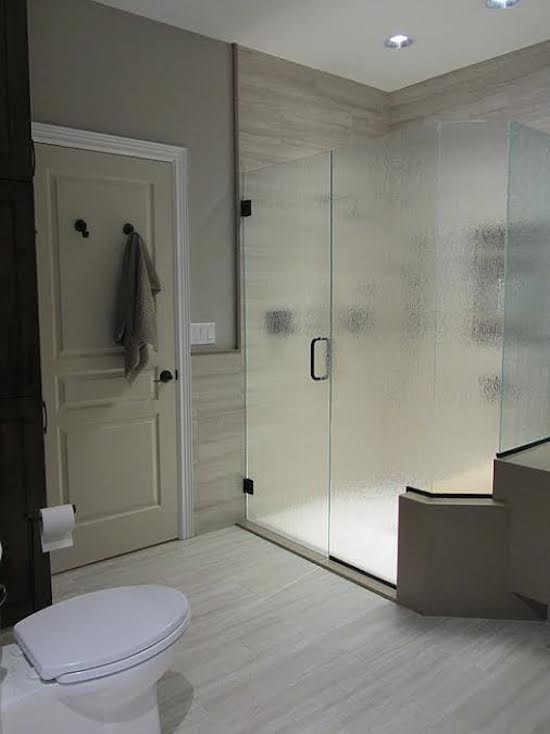 Пример оригинального дизайна: главная ванная комната среднего размера в стиле модернизм с ванной в нише, душем в нише, серой плиткой, керамогранитной плиткой, врезной раковиной, серыми стенами, полом из керамогранита, серым полом и душем с распашными дверями