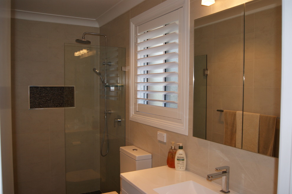 Kleines Modernes Badezimmer mit integriertem Waschbecken, flächenbündigen Schrankfronten, weißen Schränken, Quarzwerkstein-Waschtisch, offener Dusche, Toilette mit Aufsatzspülkasten, Porzellanfliesen, weißer Wandfarbe und Porzellan-Bodenfliesen in Sydney