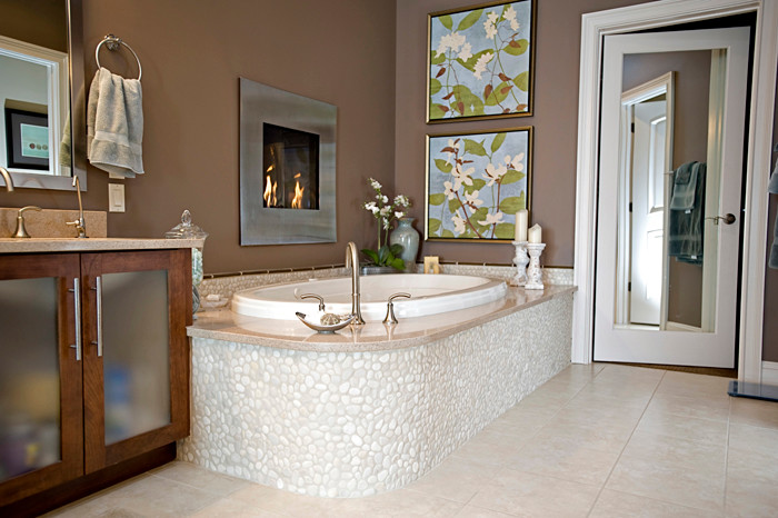 Inspiration pour une douche en alcôve principale design en bois brun de taille moyenne avec un lavabo posé, un plan de toilette en surface solide, une baignoire posée, un carrelage blanc, un mur marron et un sol en carrelage de céramique.