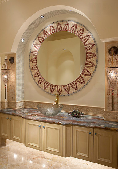 Foto di una stanza da bagno chic con piastrelle beige, piastrelle a mosaico, lavabo a bacinella e top in granito