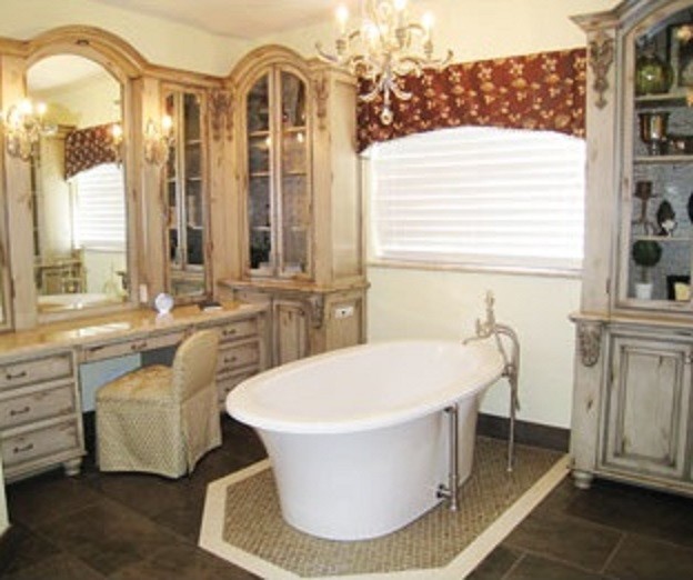 Foto di una stanza da bagno padronale tradizionale con consolle stile comò, ante con finitura invecchiata, top in marmo e pavimento con piastrelle a mosaico