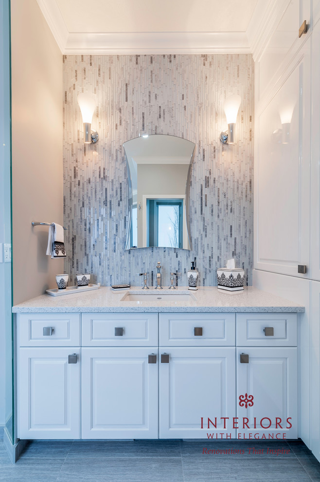 Exempel på ett klassiskt en-suite badrum, med ett undermonterad handfat, luckor med upphöjd panel, vita skåp, bänkskiva i kvarts, en hörndusch, grå kakel, grå väggar och klinkergolv i keramik