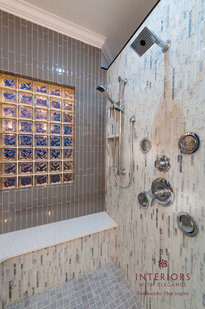 Aménagement d'une salle de bain classique avec un plan de toilette en quartz modifié, une douche d'angle, un carrelage gris, des carreaux de céramique, un mur gris et un sol en carrelage de céramique.