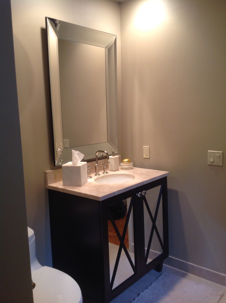 Foto di una piccola stanza da bagno con doccia minimal con lavabo integrato, consolle stile comò, ante in legno bruno, top in quarzite, piastrelle beige, pareti beige e pavimento in gres porcellanato