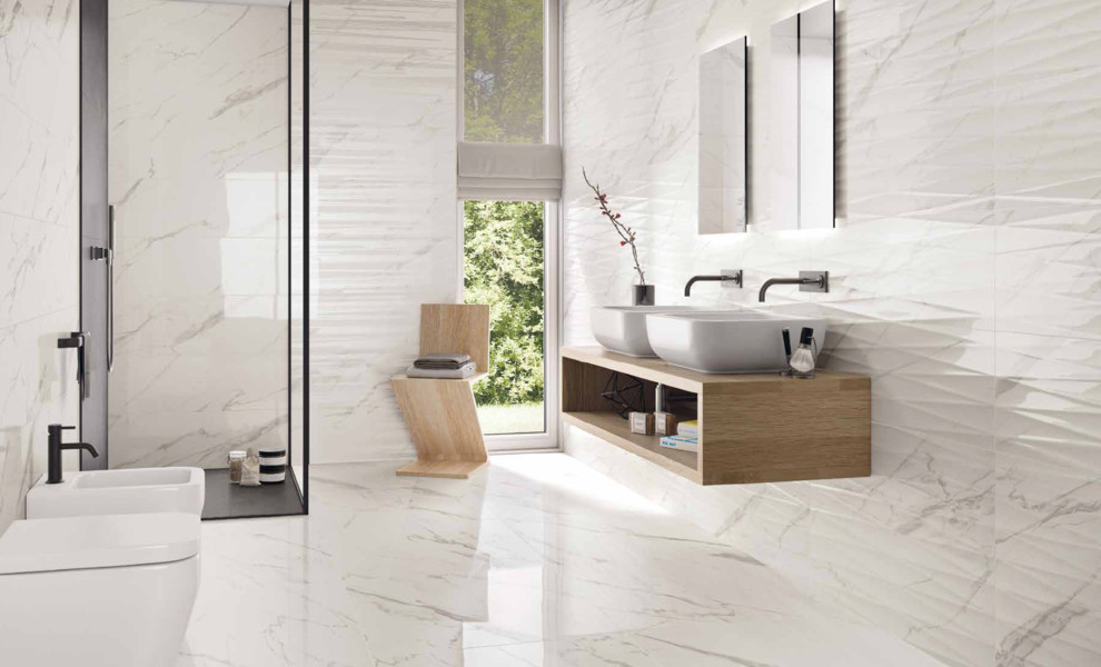 サンフランシスコにあるコンテンポラリースタイルのおしゃれな浴室 (白いタイル、磁器タイル) の写真