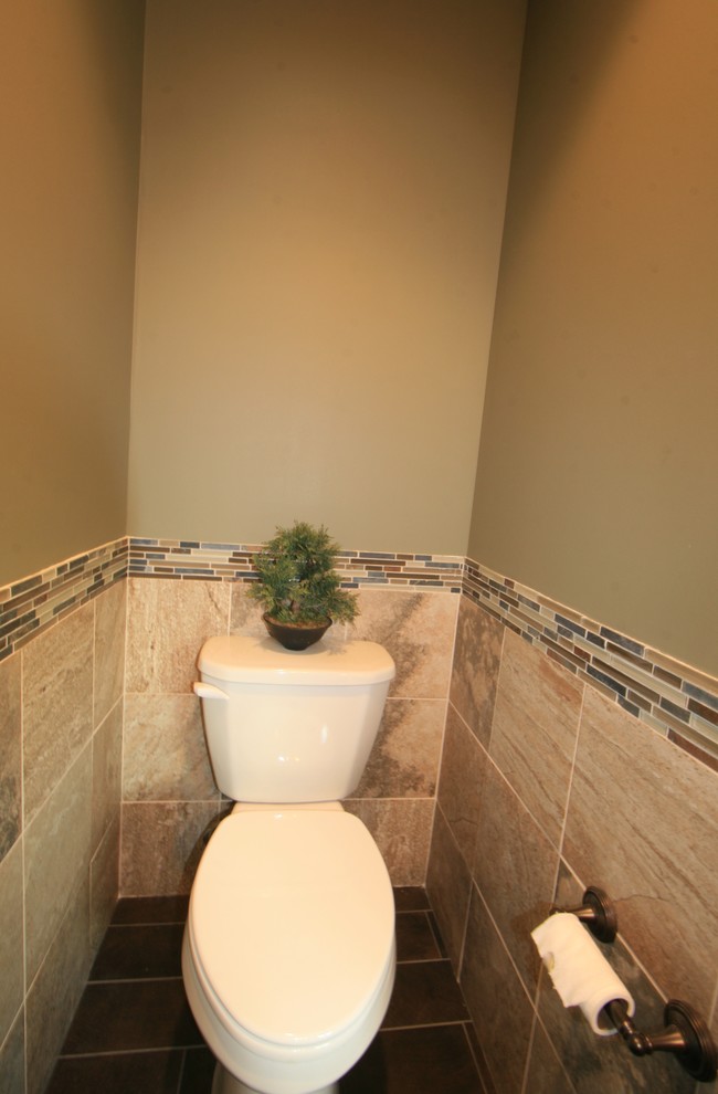 Réalisation d'une salle de bain principale design de taille moyenne avec une baignoire posée et un carrelage multicolore.